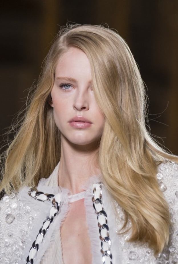 صبغات شعر أشقر لمناسبات نهاية العام من Versace