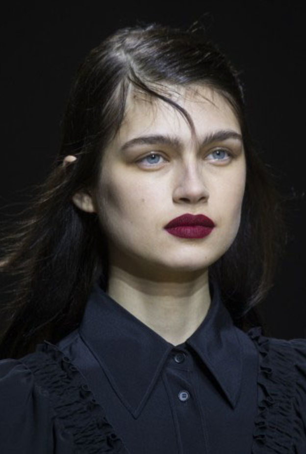 أحمر شفاه أزرق على خطى عارضات ‏Self-Portrait