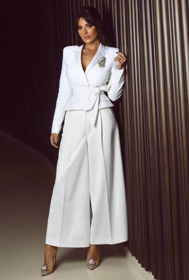 عادت نادين للتألّق بتصفيفة الشعر الطويل وإعتمدت ماكياجاً سموكي مع لون شفاه نيود