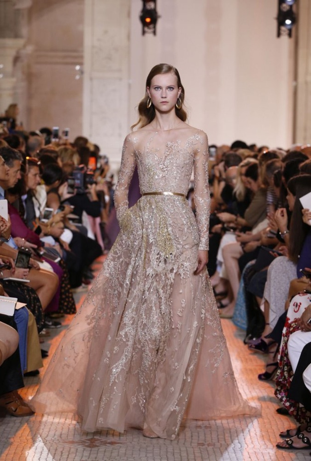  فساتين خطوبة مميزة باللون الذهبي من مجموعة ايلي صعب