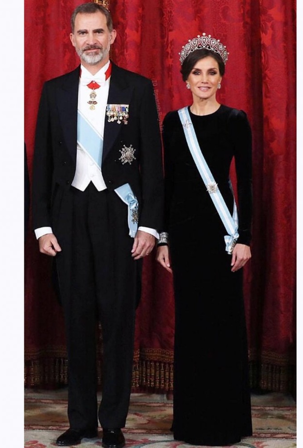  ليتيزيا ملكة إسبانيا أبهرتنا بأناقتها وسحر اختيارها تصاميم فاخرة