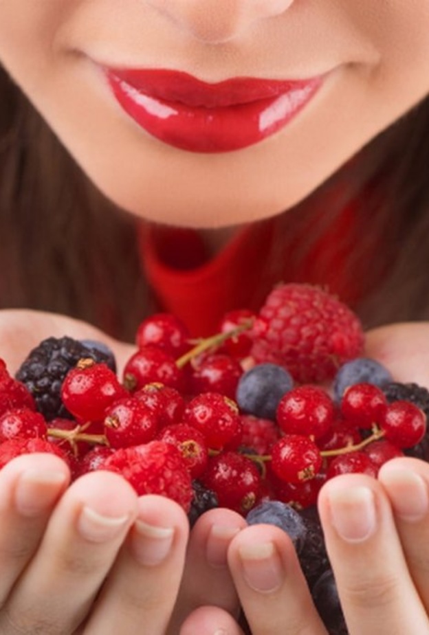 فوائد التوت البري الصحية للعروس.