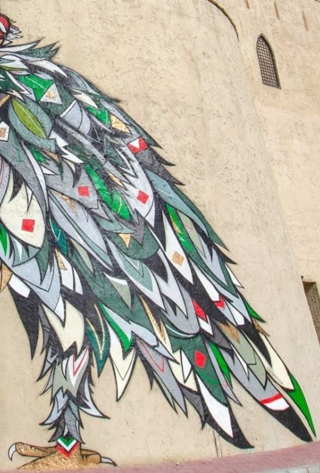 الصقر الإماراتي بتدرجات ألوان العلم الإماراتي في منطقة وسط دبي