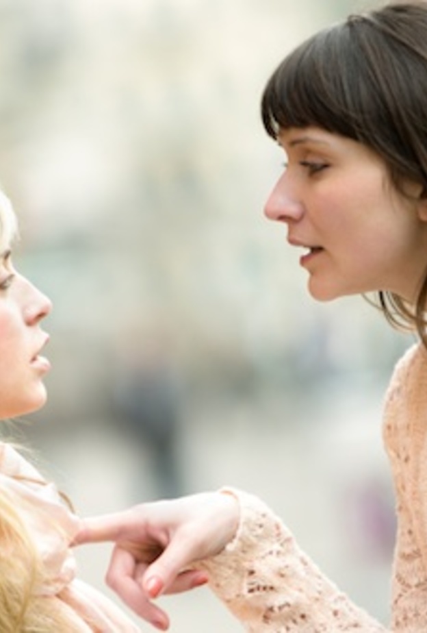 علامات تدل على غيرة المرأة من صديقتها