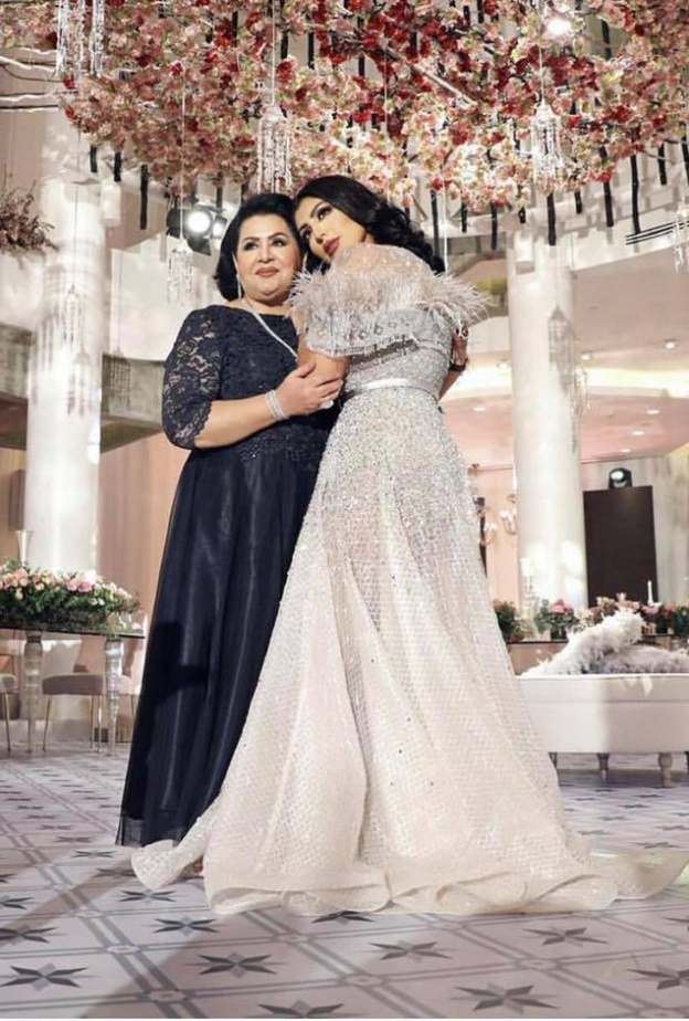 دانا الطويريش في أحضان والدتها خلال زفافها بالأمس في الكويت