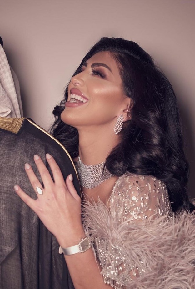 الريش زين فستان دانا من الجزء العلو وعند الأكمام