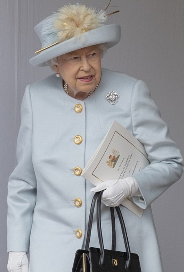 صورة تجمع ملكة بريطانيا وأطفال العائلة الصغار