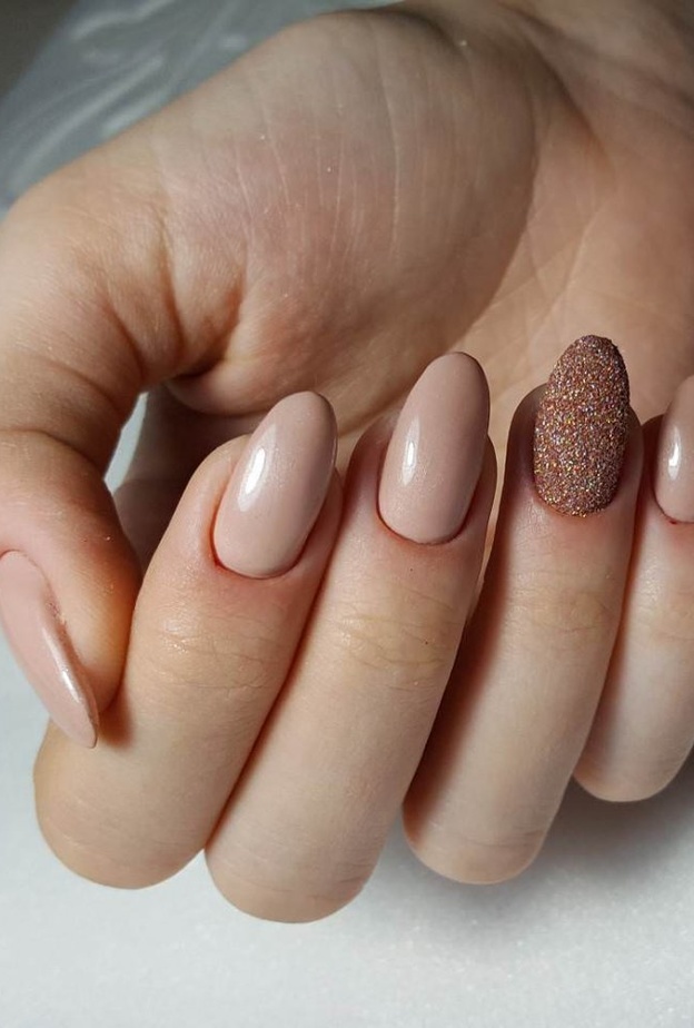 اختاري رسمة مفرغة على أظفرك الغير ملون