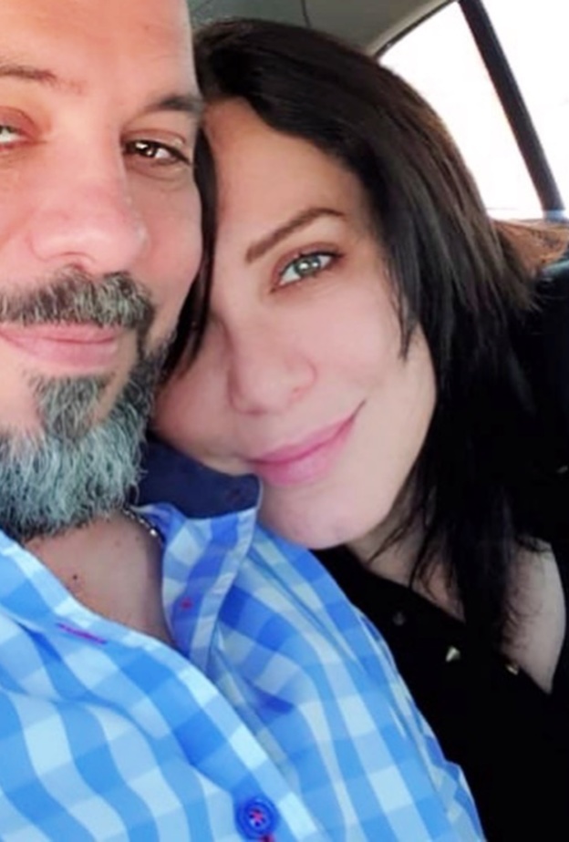 سلاف فواخرجي تنشر لأول مرة صور شقيقها