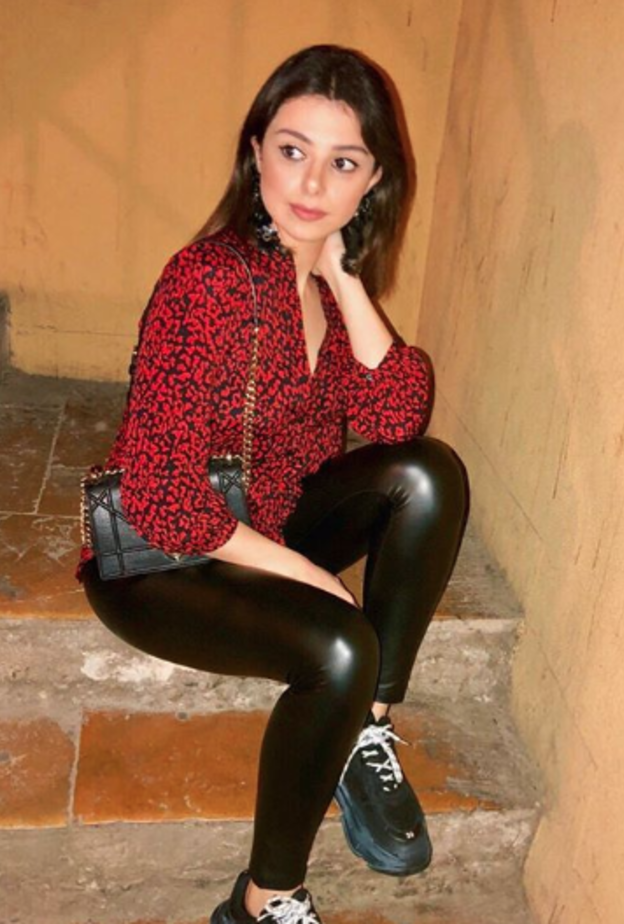 اطلالة شبابية في جزمة بساق عالية وفستان قصير نسقته ماريتا الحلاني