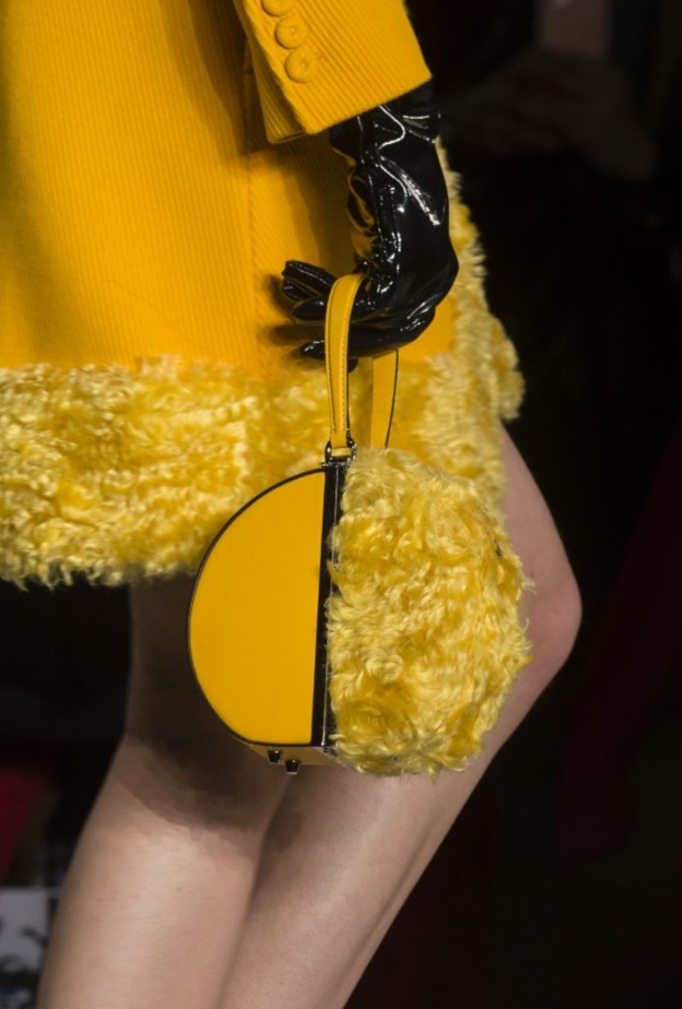  أناقة الشنط الطويلة والدائرية مع تفاصيل الجلد الأصفر من ‏Ulla Johnson