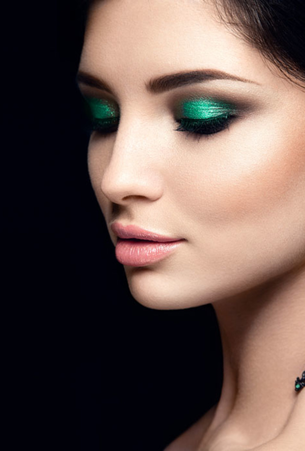 مكياج ساحر ومشرق بألوان اليوم الوطني الإماراتي