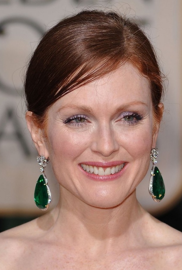 جوليان مور تختار أقراط فريد لايتون Fred Leighton