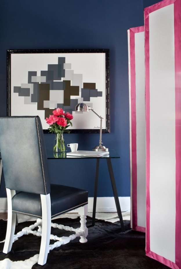 مكتب بسيط في شرفة المنزل