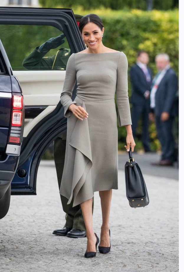 اختارت ميغان ماركل فستان باللون الزيتي ونسقت معه حقيبة يد باللون الأسود