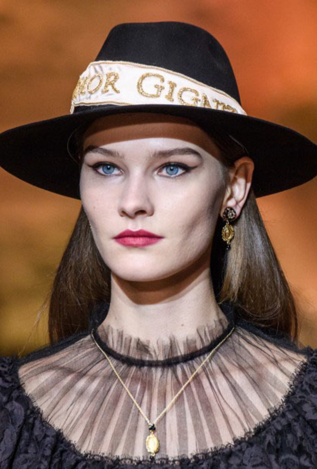 موضة قبعة البيريه التي تغطي الجبين للوجه الطويل من ‏Zadig & Voltaire