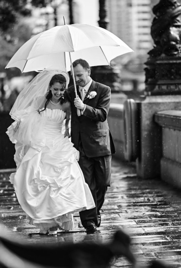 اصطحبي معك معطفا يتناسب مع الفستان حتى ولو يكن باللون الابيض