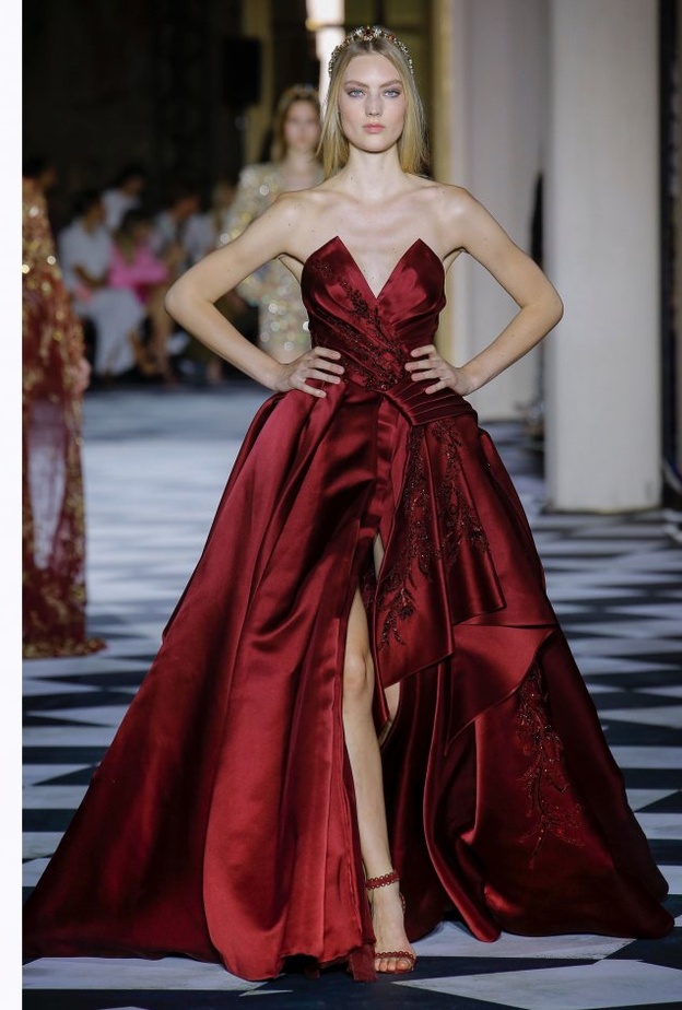 فستان احمر من زهير مراد بالتنورة الواسعة