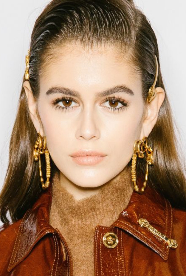 مكياج برونزي ساحر في عرض فرساتشي ‏Versace