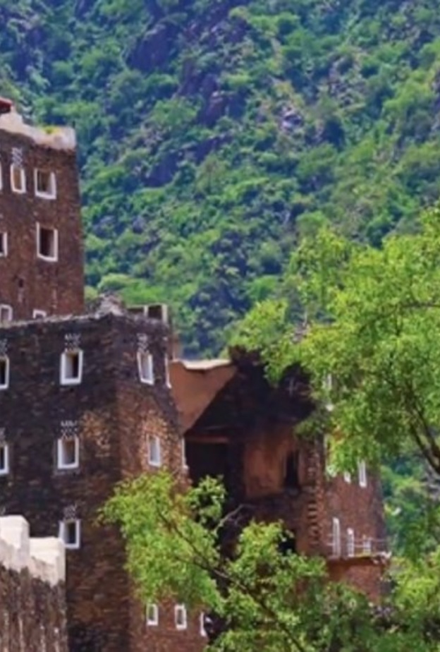 مباني الحجر في قرية رجال ألمع.