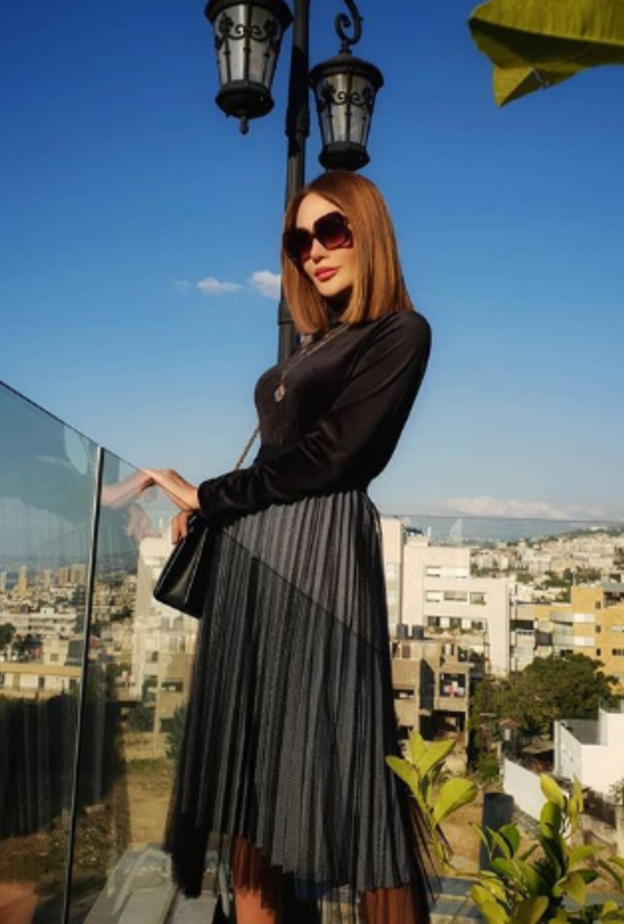 اختاري القميص الأبيض بحكمة وأتقني اعتماده بأنوثة على طريقة داليدا عيّاش