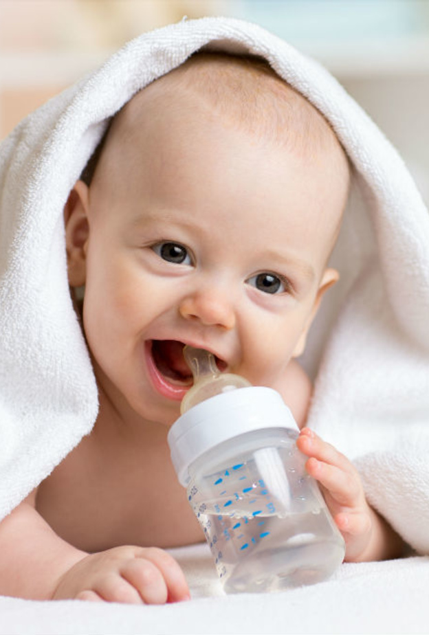 متى يمكن تناول الطفل الرضيع للماء