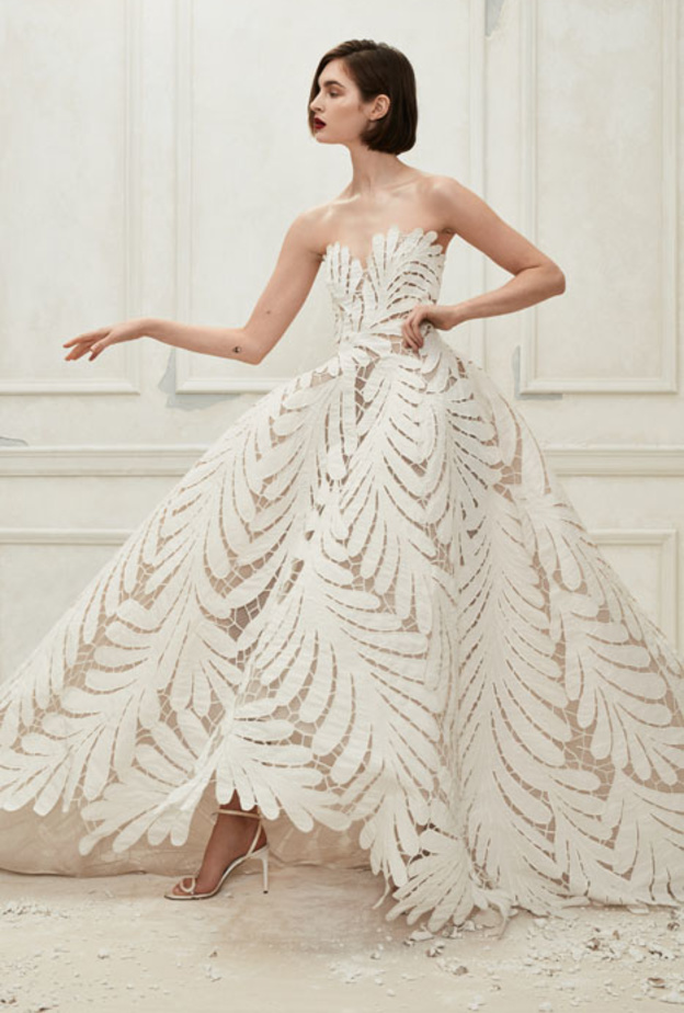  Oscar de la Renta تبدأ اليوم بعرض مجموعتها الفاخرة من فساتين الزفاف والأزياء الجاهزة