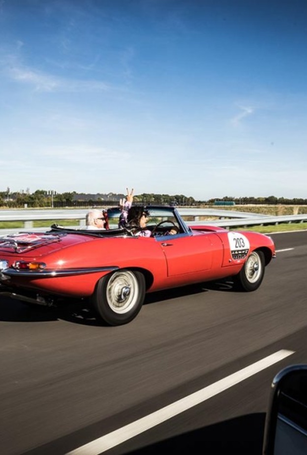 احرصي على القيام ببحث جيد بشأن المواصفات المميزة لنوع السيارة الكلاسيكية التي ترغبين في شرائها