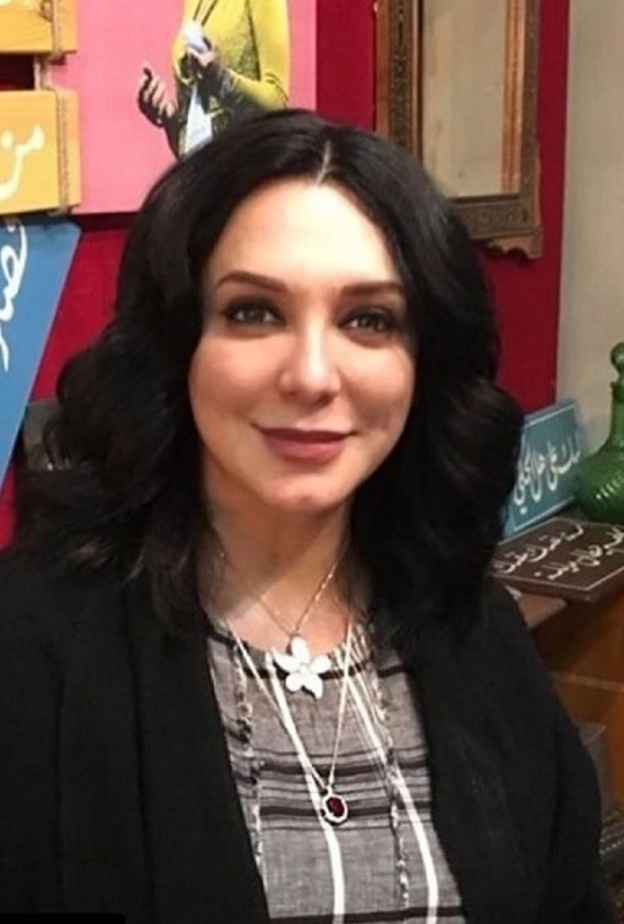 سلاف فواخرجي تستريح في أحد مقاهي الشام