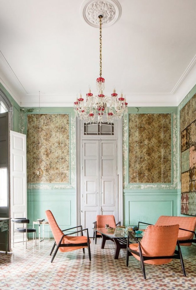 الكنب الجلي القديم يبرز جمال الأسلوب الفينتاج في ديكورات غرف المعيشة.