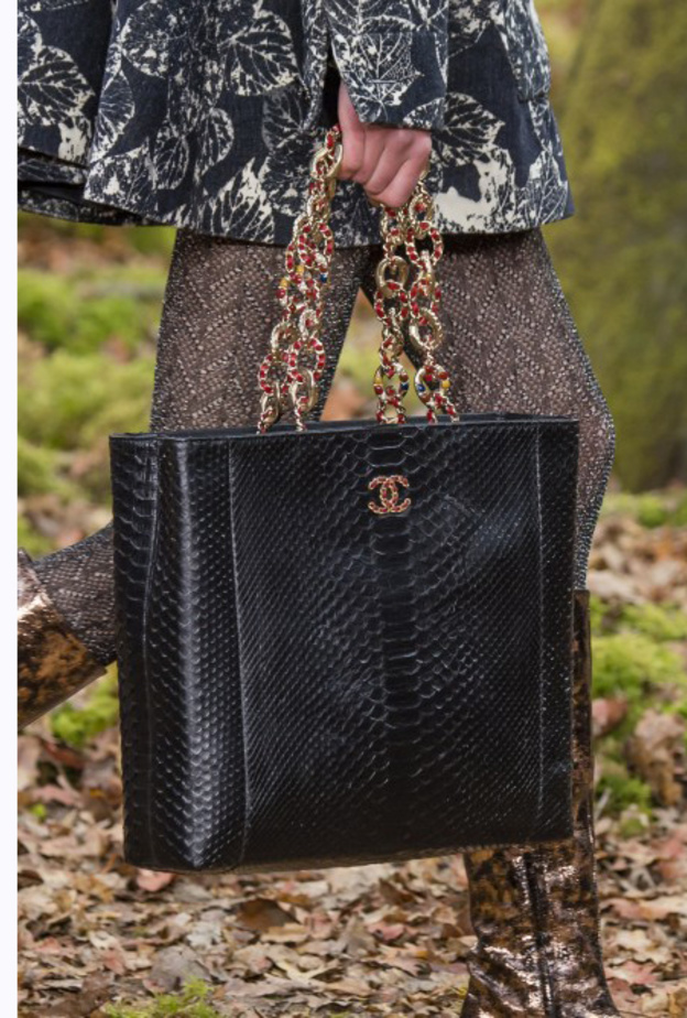 الفرو الأخضر في شنط شانيل Chanel