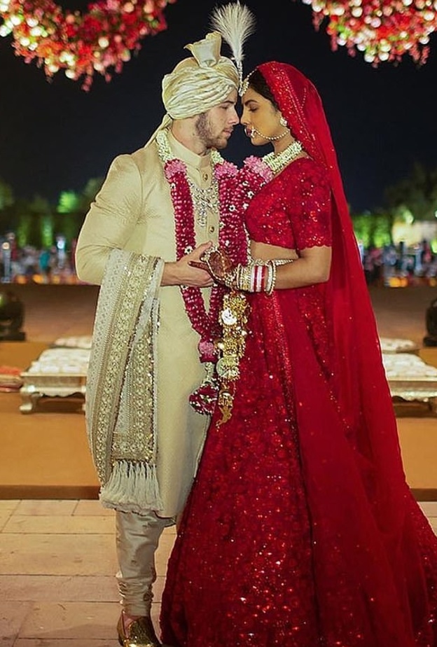  بريانكا تقوم بتحية ضيوفه