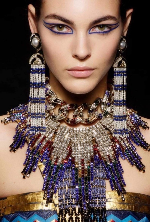 رسمات عيون جريئة وتسريحات شعر مبللة في عرض شانيل