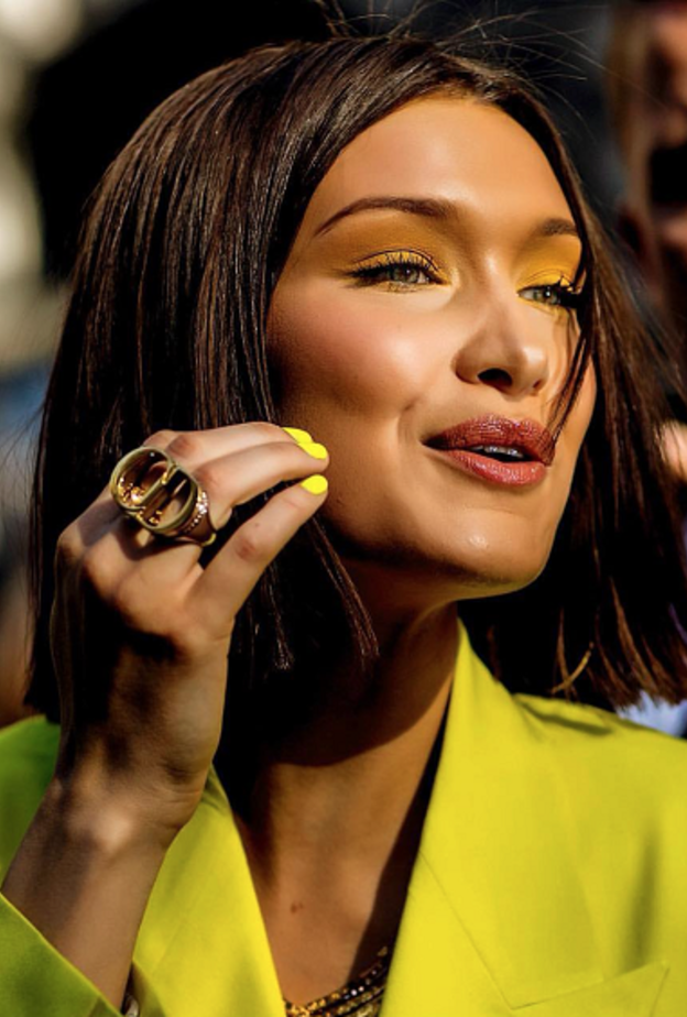 استبدلت بيلا الكحل الأسود بالذهبي