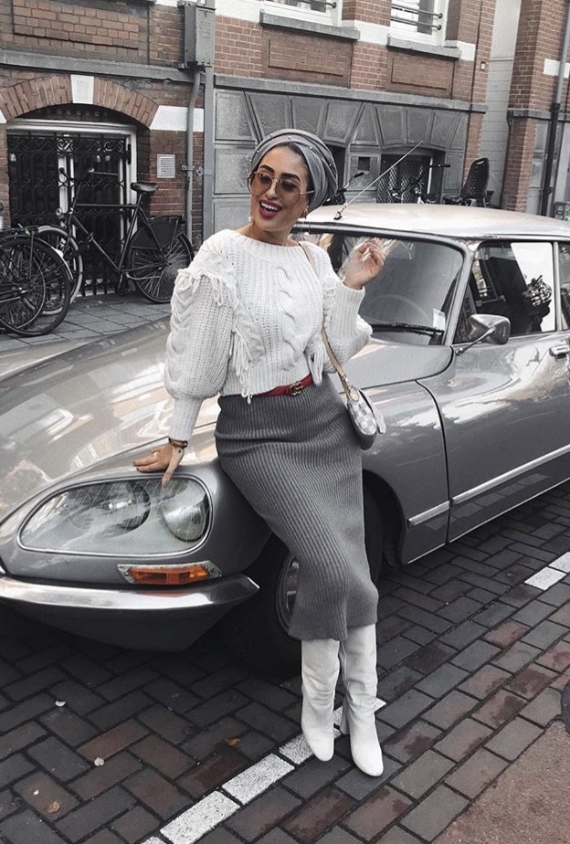 البوت الأبيض الطويل مع تنورة بليسيه واسعة