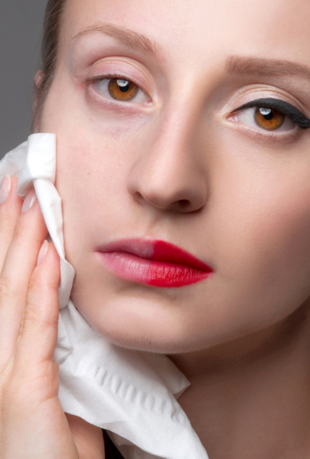 اتبعي نصائحنا لإزالة المكياج