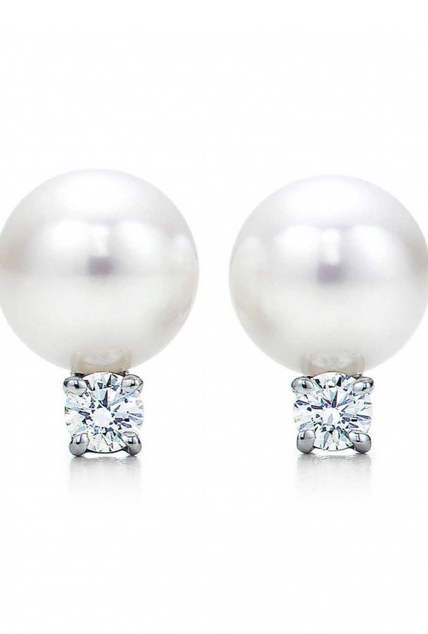 اقراط فخمة مزينة بحبيبات اللؤلؤ من كارتيه Cartier