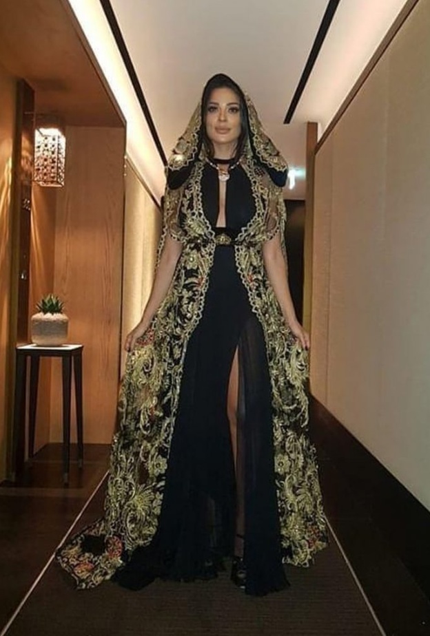 فستان أسود مخملي يظهر مفاتن نادين نجيم في حفل بولغاري في دبي