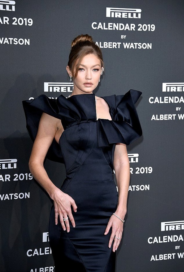 Laetitia Casta تخلّت عن الفستان الطويل لصالح فستان أسود متوسط الطول