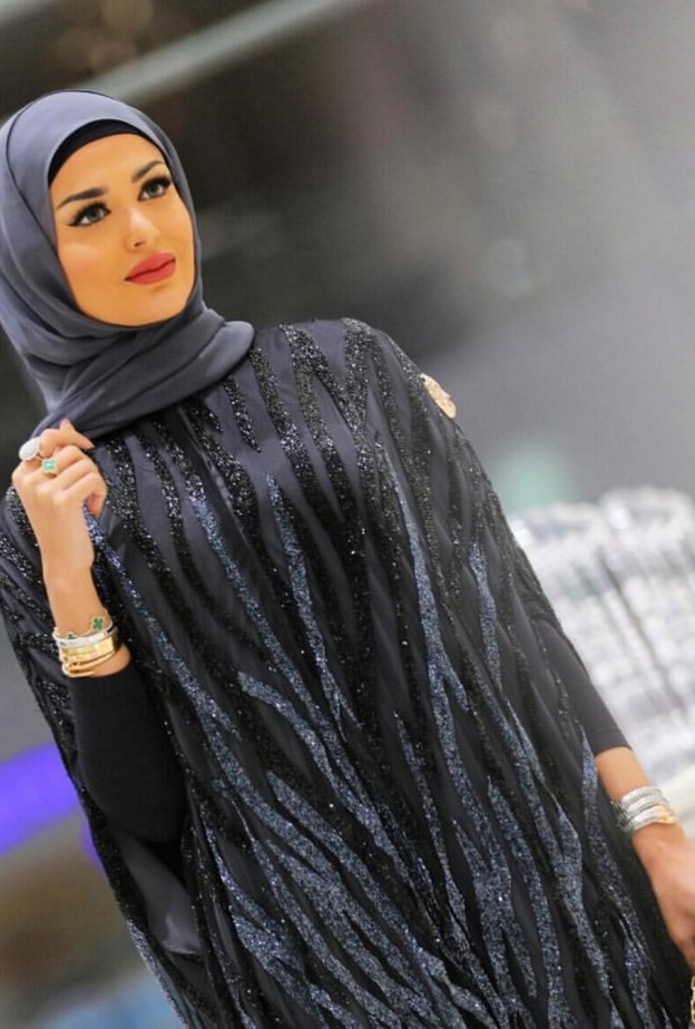 السكارف الأسود للمحجبات مع البنطلون الرياضي بأسلوب مدونة الموضة زينب حمود