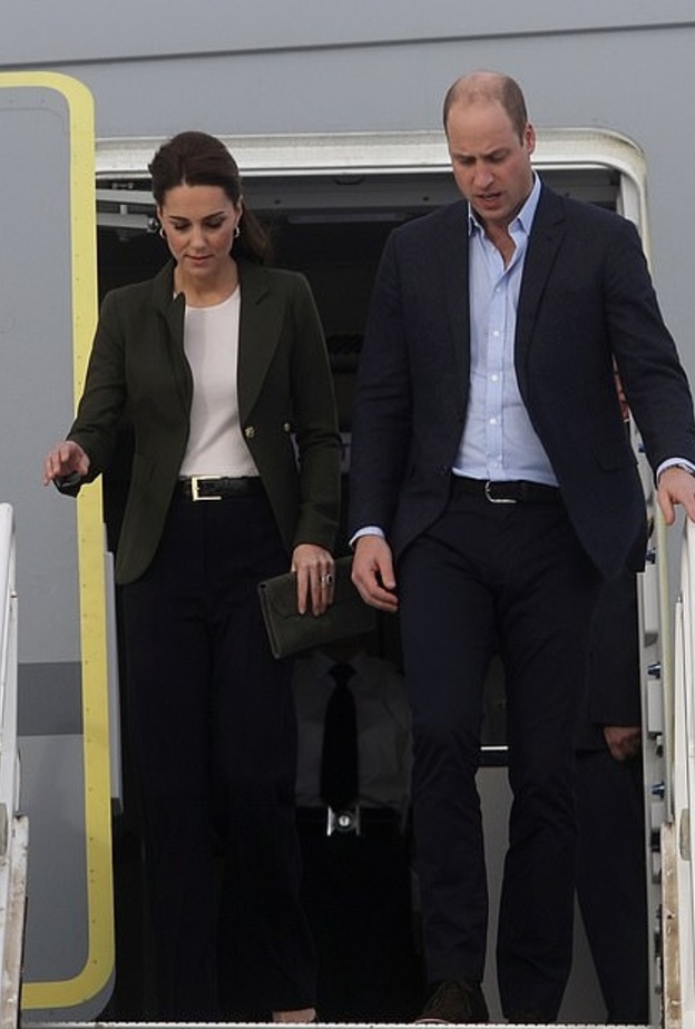 كيت ميدلتون ظهرت بإطلالة شبيهة إلى حد كبير بنوعية إطلالات العمل المفضلة لدى ميغان ماركل