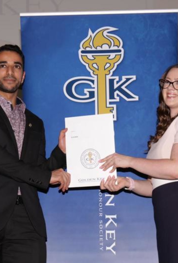  المبتعث السعودي علي الشهري ينال عضوية المفتاح الذهبي للشرف العالمي