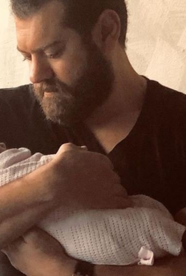 عمرو يوسف وابنته 