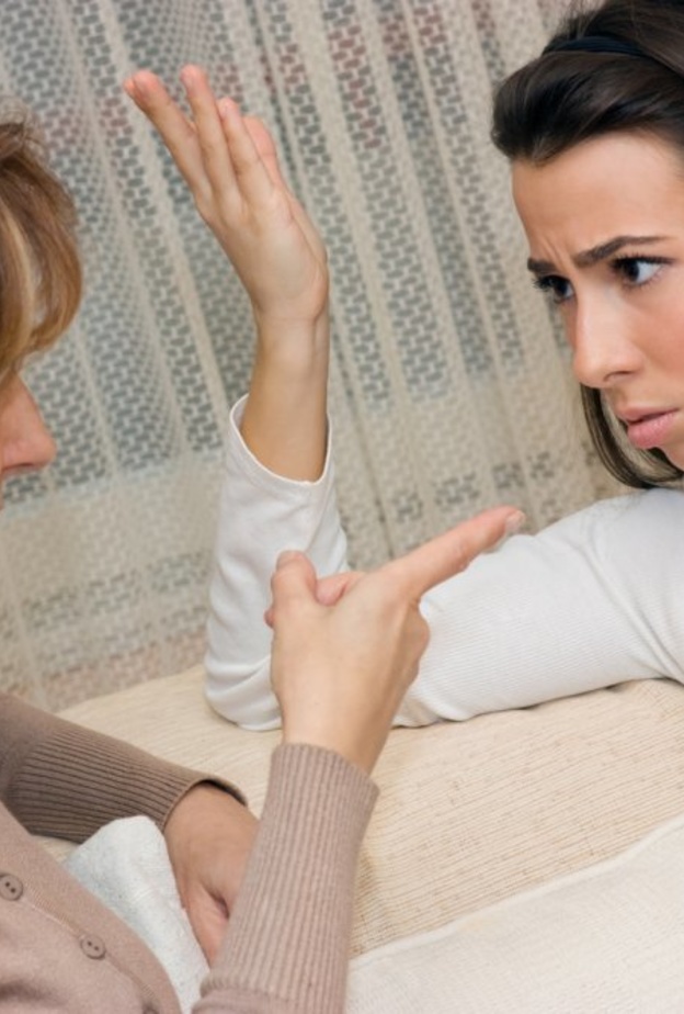 كيف تتعامل الزوجة مع غيرة حماتها على زوجها