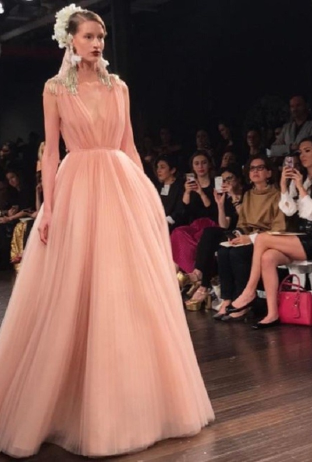  فستان منفوش من نعيم خان