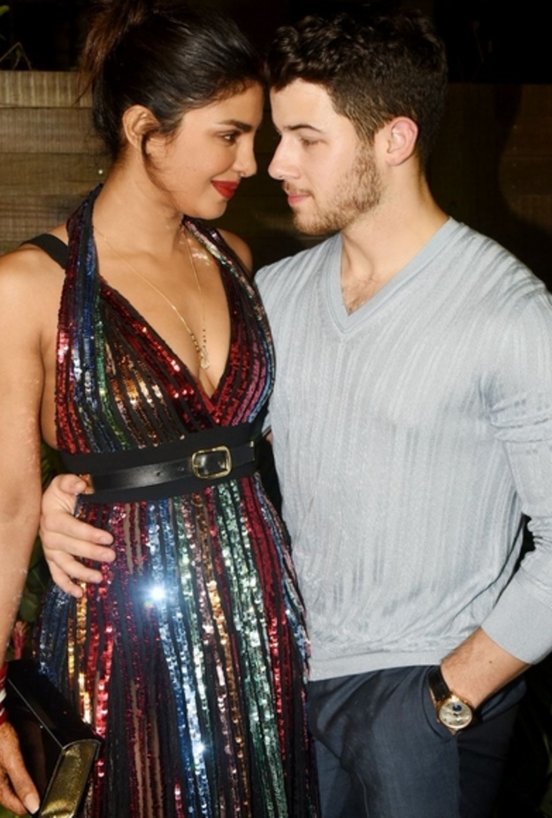 إختارت شوبرا تسريحة الشعر المرفوع بالكامل مع الشفاه باللون الأحمر