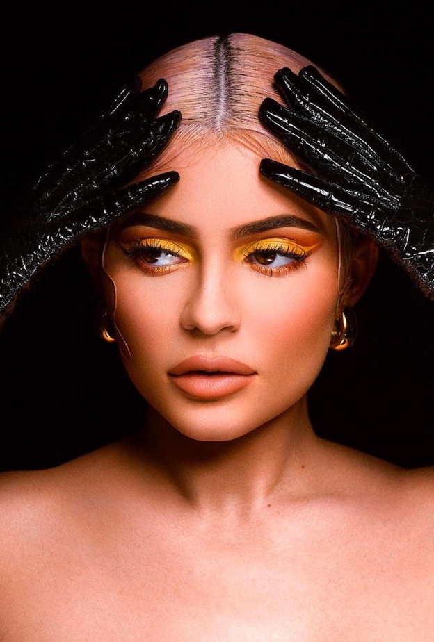 إطلالة جمالية مميزة في المكياج والشعر