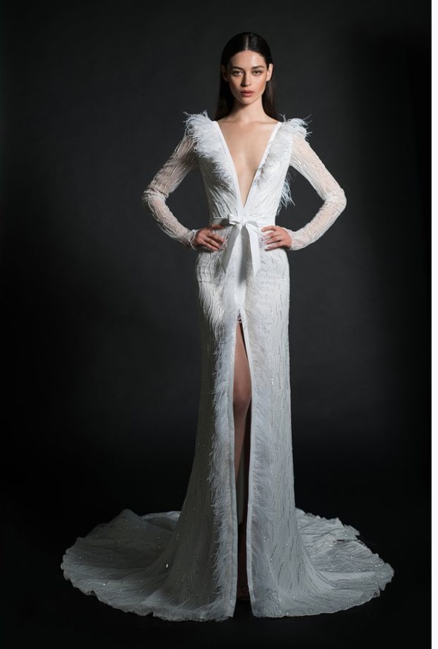 فساتين زفاف مع ريش.