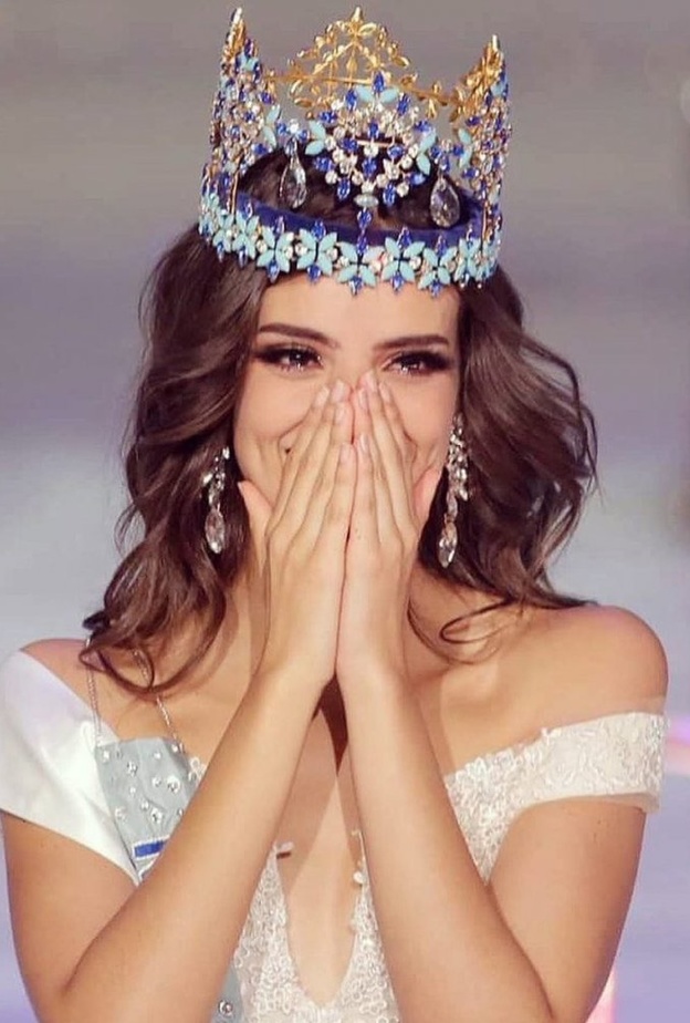 خلال الحفل تألقت الملكة بفستان أبيض، تميّز بأكمامه المنسدلة وقصة Vneck