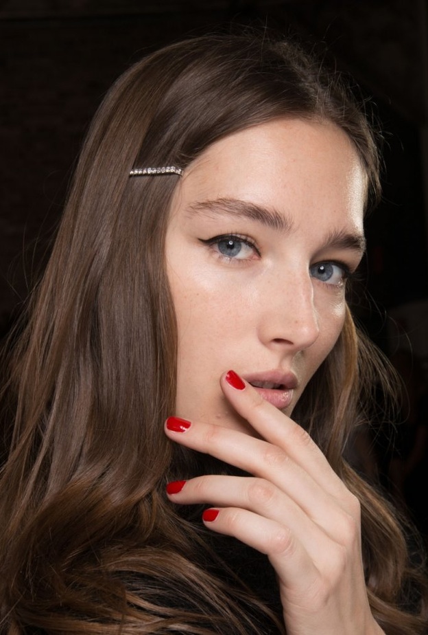 ألوان مناكير باللون الأسود بأسلوب عصري على خطى عارضات Self-Portrait